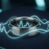 チタン製スマートリングと心拍波形のイメージ