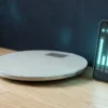 スマート体組成計と計測グラフを表示したスマートフォン